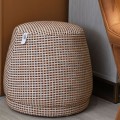 Štýlová retro kockovaná hnedo biela taburetka Tate s čalúnením v okrúhlom tvare s jemným prešívaním 46 cm