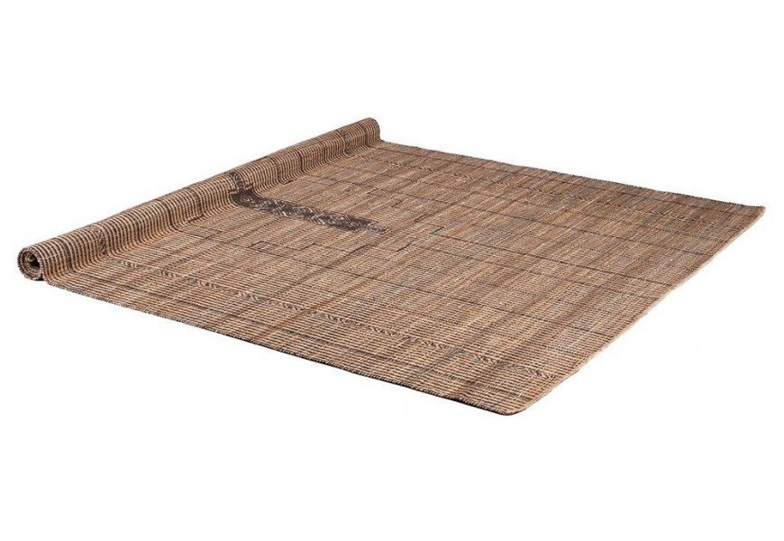 Luxusný etno koberec Rami v obdĺžnikovom tvare z prírodnej juty a bavlny s tmavohnedým stredovým  vzorom a pruhovanou štruktúrou v béžovo hnedých farbách