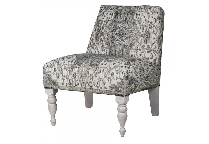 Vintage kreslo Bellamy s oblým operadlom a čalúnením s ornamentálnym vzorom a vyrezávanými prednými nožičkami z masívneho dreva v bielej patine