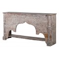 Luxusný orientálny konzolový stolík Valensole obdĺžnikového tvaru s poličkou z hnedého dreva s výraznou patinou s reliéfom s dekoratívnym oblúkovým výrezom