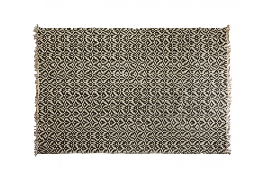 Dizajnový dvojfarebný koloniálny koberec Jamila obdĺžnikového tvaru tkaný z jutového vlákna s orientálnym čierno béžovým vzorom so strapcami s uzlíkmi