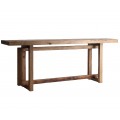Luxusný koloniálny konzolový stolík Kairo z obdĺžnikovou vrchnou doskou z masívneho hnedého dreva so zachovanou prirodzenou štruktúrou s geometrickou podstavou