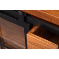 Industriálny masívny hnedý príborník Woodcut s dvomi posuvnými dvierkami s čiernymi koľajnicami a šiestimi zásuvkami 148 cm 