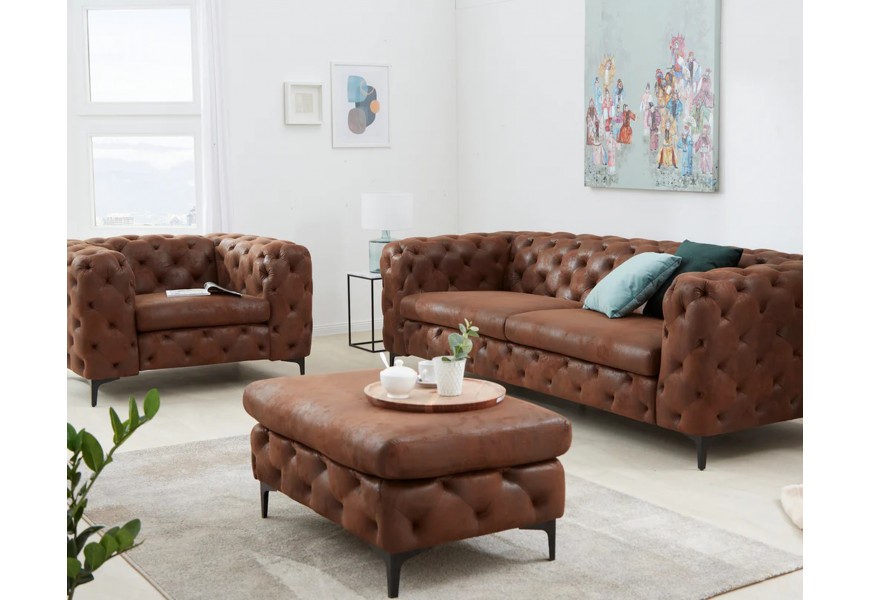 Moderná zostava koženého sedacieho nábytku do obývačky Modern Barock so sedačkou a kreslom s taburetkou s hnedým poťahom z ekokože s luxusným hlbokým prešívaním v chesterfield štýle s kovovými nožičkami