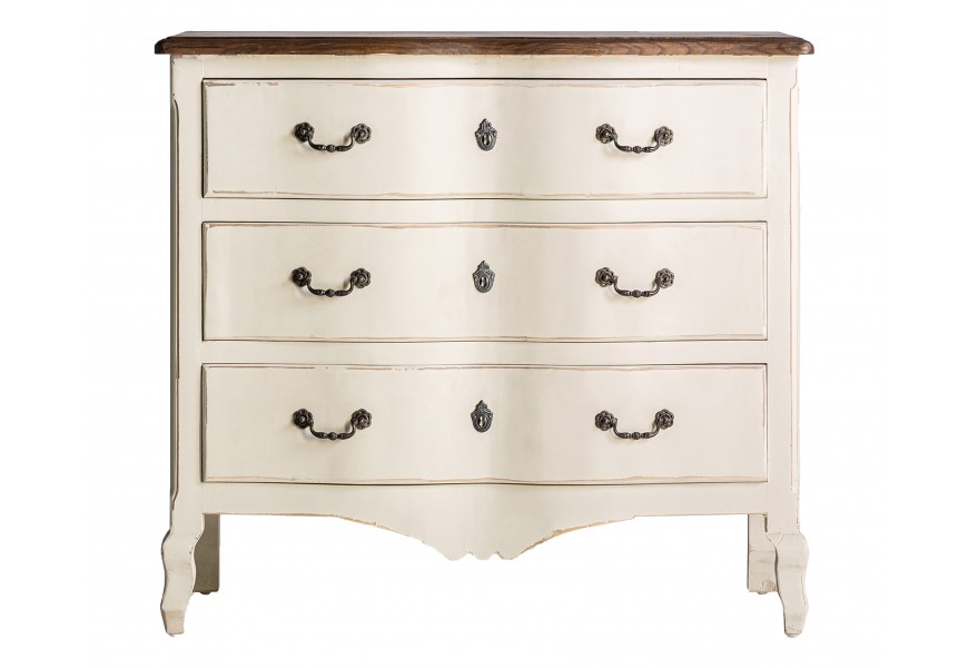Luxusná vintage komoda Lisette v bielej farbe s jemnou patinou s tromi zásuvkami a úchytkami z kovu v čiernej farbe s ornamentmi s vyrezávanými nožičkami s vrchnou doskou v hnedej farbe s výraznou štruktúrou letokruhov
