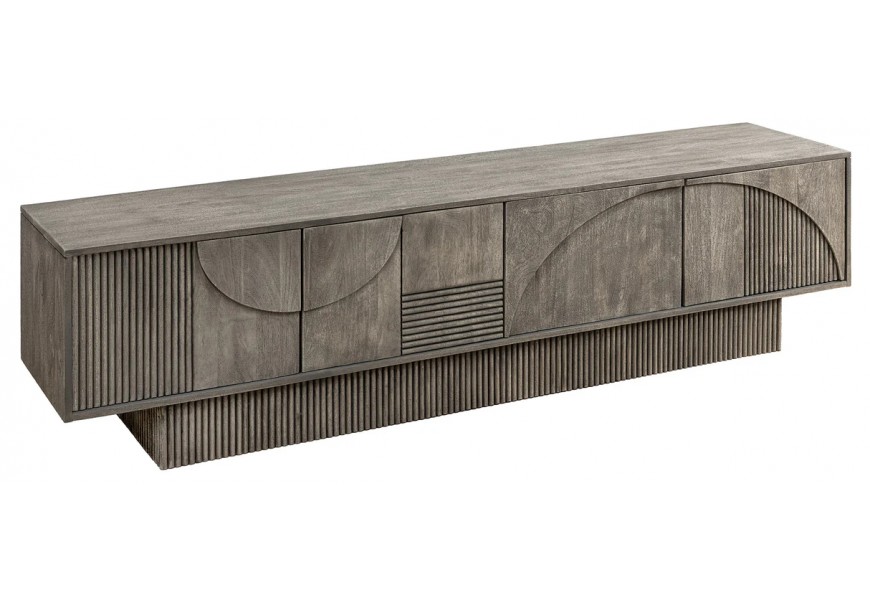 Dizajnový art deco obdĺžnikový televízny stolík Sonia z masívneho mangového dreva v sivej farbe so štyrmi dvierkami s push-to-open otváracím systémom s dekoratívnym geometrickým reliéfom s obdĺžnikovou podstavou s vertikálnym drážkovaním
