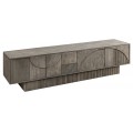 Dizajnový art deco obdĺžnikový televízny stolík Sonia z masívneho mangového dreva v sivej farbe so štyrmi dvierkami s push-to-open otváracím systémom s dekoratívnym geometrickým reliéfom s obdĺžnikovou podstavou s vertikálnym drážkovaním