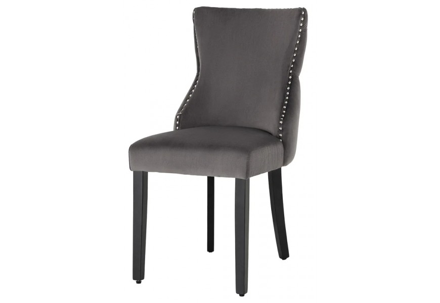 Zámocká sivá jedálenská stolička Modern Barrock zo zamatu so strieborným dekoračným nitovaním chesterfield prešívaním a chrómovým levím klopadlom