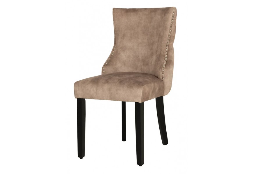 Zámocká jedálenská stolička Modern Barrock s béžovým zamatovým čalúnením s chesterfield prešívaním a zdobením zlatými nitmi s čiernymi drevenými nožičkami a chrómovým levím klopadlom na zadnej strane