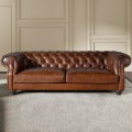 Luxusná chesterfield koňakovo hnedá trojmiestna sedačka Hastings s poťahom z pravej kože a vyrezávanými nožičkami 226 cm