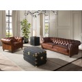 Luxusná chesterfield koňakovo hnedá trojmiestna sedačka Hastings s poťahom z pravej kože a vyrezávanými nožičkami 226 cm