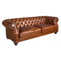 Luxusná klasická kožená trojsedačka Hastings s poťahom z pravej kože v koňakovej hnedej farbe s prešívaním s okrúhlymi gombíkmi a zahnutými opierkami s drevenými vyrezávanými nožičkami v mahagónovej hnedej farbe