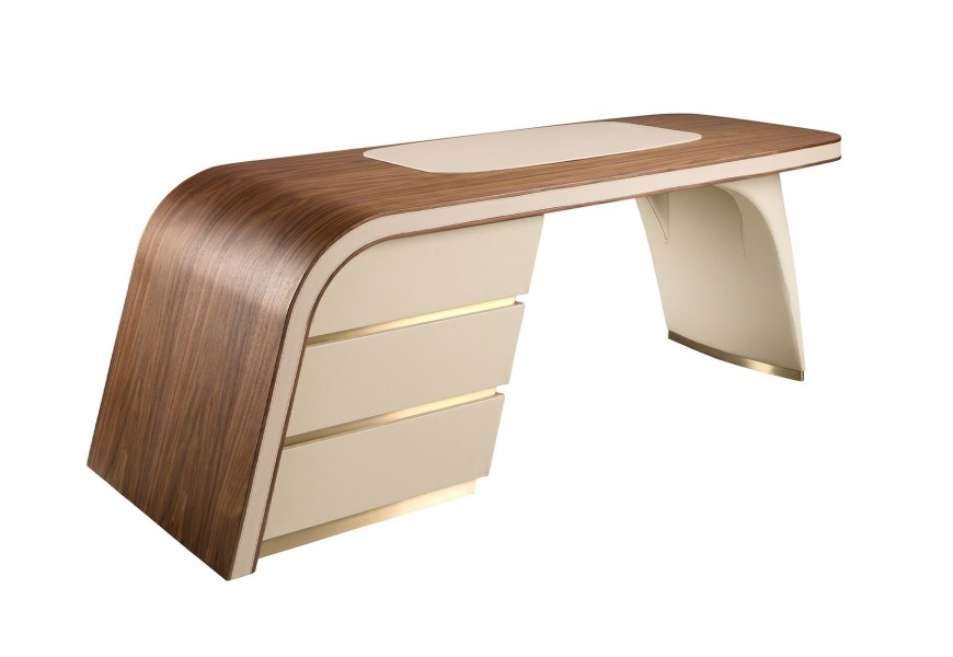 Luxusný dizajnový kožený písací stôl Girano v krémovej béžovej farbe s drevenou vrchnou doskou v orechovej hnedej farbe s koženou písacou podložkou a tromi zásuvkami s kovovým zlatým akcentom so skosenou siluetou