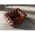Luxusné chesterfield kreslo Hastings s poťahom z pravej kože v koňakovom hnedom odtieni s dizajnovými kolieskami 120 cm
