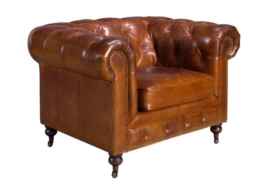 Luxusné kožené čalúnené hnedé kreslo Hastings s prešívaním s okrúhlymi gombíkmi v chesterfield štýle so zahnutými opierkami a vyrezávanými drevenými nožičkami s kolieskami