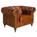 Luxusné kožené čalúnené hnedé kreslo Hastings s prešívaním s okrúhlymi gombíkmi v chesterfield štýle so zahnutými opierkami a vyrezávanými drevenými nožičkami s kolieskami