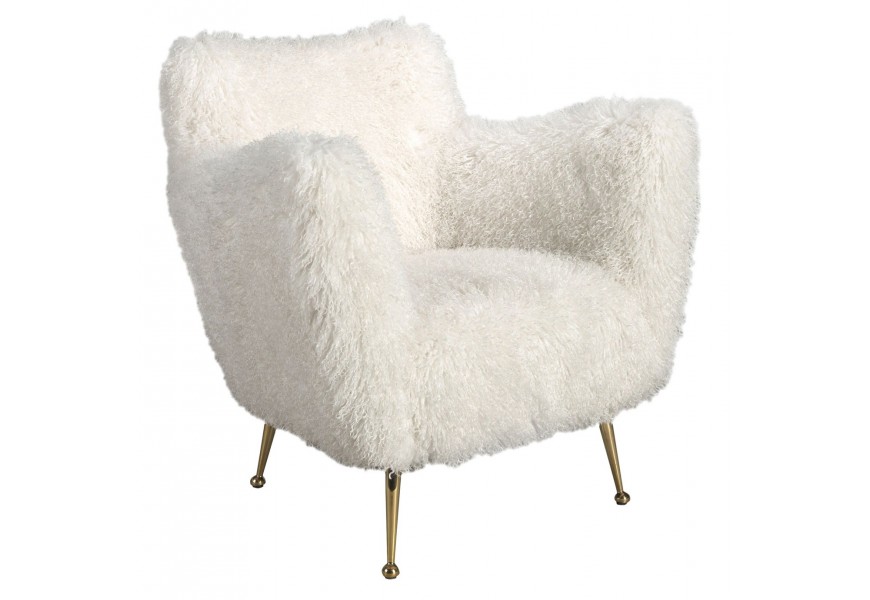 Luxusné glamour čalúnené biele kreslo Puglia s poťahom z umelej kožušiny s dlhým vlasom v bielej farbe a so štíhlymi nožičkami z kovu v lesklom zlatom prevedení