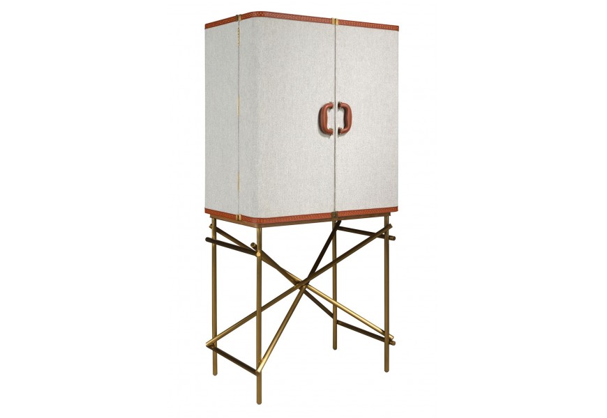 Luxusná art deco čalúnený dvojdverová sivá barová skrinka Collione s textilným poťahom a úchytkami z pravej kože v koňakovej hnedej farbe s geometrickou kovovou podstavou v zlatej farbe