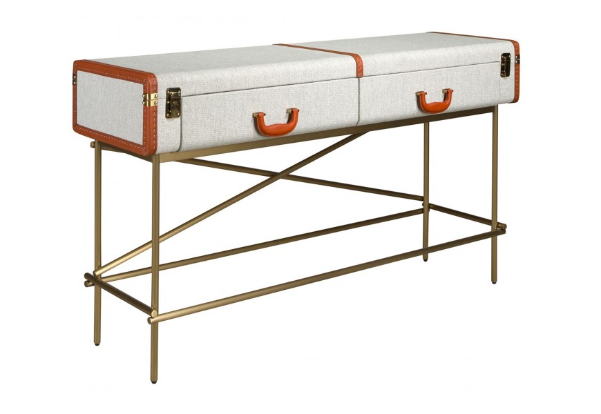 Luxusný art deco sivý konzolový stolík Collione s vintage nádychom s textilným poťahom a koňakovo hnedými koženými detailmi v štýle starožitných cestovných kufrov s kovovou podstavou s krížovou výstuhou v zlatej farbe s úložným priestorom v dvoch zásuvkách