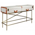 Luxusný art deco sivý konzolový stolík Collione s vintage nádychom s textilným poťahom a koňakovo hnedými koženými detailmi v štýle starožitných cestovných kufrov s kovovou podstavou s krížovou výstuhou v zlatej farbe s úložným priestorom v dvoch zásuvkách