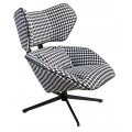 Luxusné moderné čalúnené čiernobiele kreslo Gallinetto s retro nádychom s textilným vzorovaným poťahom s dizajnom kohútej stopy a otočnou kovovou podstavou a opierkou na hlavu v štýle ušiaka
