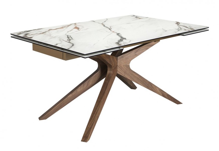 Luxusný mramorový stôl Vita Naturale s bielou vrchnou doskou so žilkovaním v zemitých hnedých odtieňoch obdĺžnikového tvaru s rozkladacou funkciou s drevenou podstavou s orechovej hnedej farbe s dizajnom prekrížených nožičiek