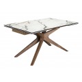 Luxusný mramorový stôl Vita Naturale s bielou vrchnou doskou so žilkovaním v zemitých hnedých odtieňoch obdĺžnikového tvaru s rozkladacou funkciou s drevenou podstavou s orechovej hnedej farbe s dizajnom prekrížených nožičiek