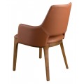 Luxusná moderná kožená jedálenská stolička Vita Naturale v koňakovej hnedej farbe s opierkami na ruky a drevenými nohami 83 cm