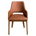 Luxusná moderná kožená jedálenská stolička Vita Naturale v koňakovej hnedej farbe s opierkami na ruky a drevenými nohami 83 cm