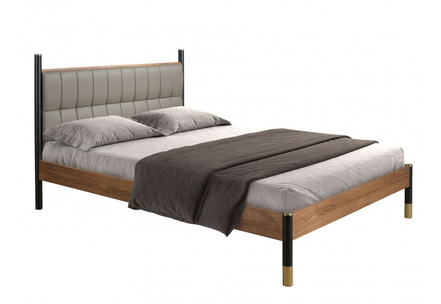 Luxusná moderná manželská posteľ Forma Moderna s čalúneným čelom so sivým prešívaným poťahom z eko kože s dreveným rámom v orechovej hnedej farbe a štíhlymi čiernymi nožičkami so zlatým kovovým akcentom