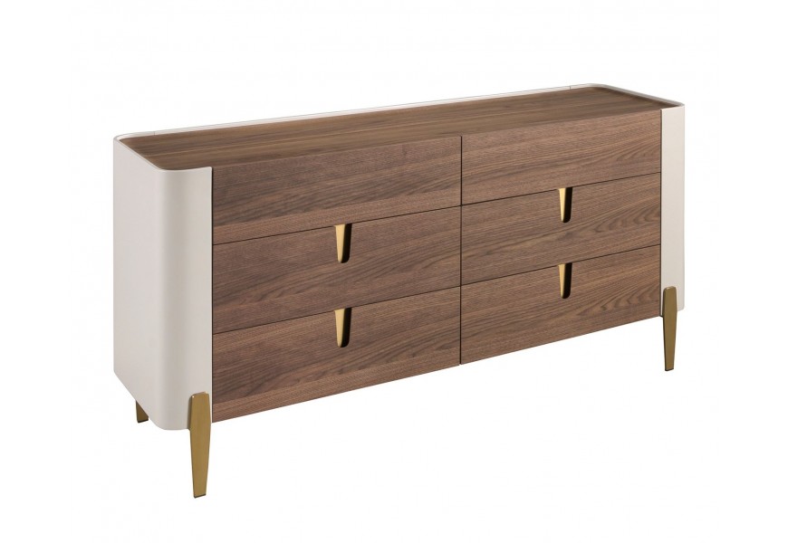 Luxusná art deco komoda Forma Moderna so šiestimi zásuvkami a vrchnou doskou so zaoblenými rohmi s vyvýšeným okrajom v orechovej hnedej farbe s béžovým lakovaním na bokoch a zadnej strane s nožičkami a detailom úchytiek z kovu v zlatej farbe