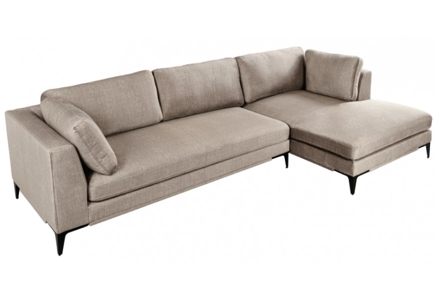 Luxusná dizajnová pravá rohová sedačka Molara s čalúnením a poťahom so zamatovým leskom v taupé farbe v hnedom odtieni s piatimi vankúšmi a vysokými nožičkami