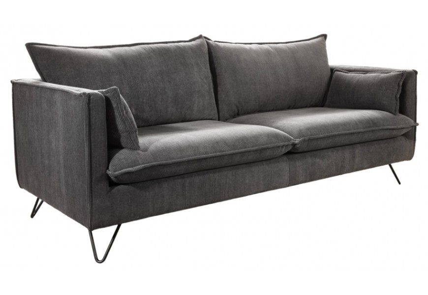 Moderná industriálna trojmiestna sedačka Amalfi s menčestrovým poťahom v sivej farbe s nožičkami z kovu v trojuholníkovom tvare s čalúnením a dvomi malými obdĺžnikovými bočnými vankúšmi