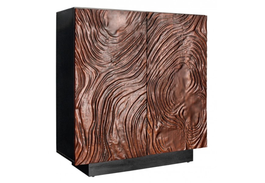 Art deco barová skrinka Wiellde v obdĺžníkovom tvare s dvomi dvierkami s výraznou vyrezávanou štruktúrou v hnedej orechovej farbe s tromi policami a čiernym korpusom z masívneho akáciového dreva