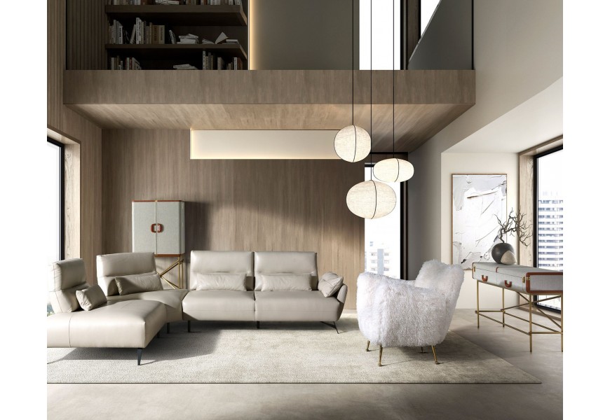 Luxusná moderná zostava nábytku do obývačky Collione so sivou koženou rohovou sedačkou a bielym kožušinovým kreslom a barovou skrinkou s konzolovým stolíkom s dizajnom vintage kufrov v sivej a hnedej farbe s pravou kožou a zlatými kovovými detailmi