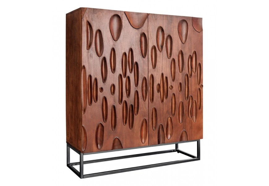 Štýlová masívna dvojdverová barová skrinka Wiellde v orechovej farbe s čiernou konštrukciou a vyrezávanými tvarmi 120 cm