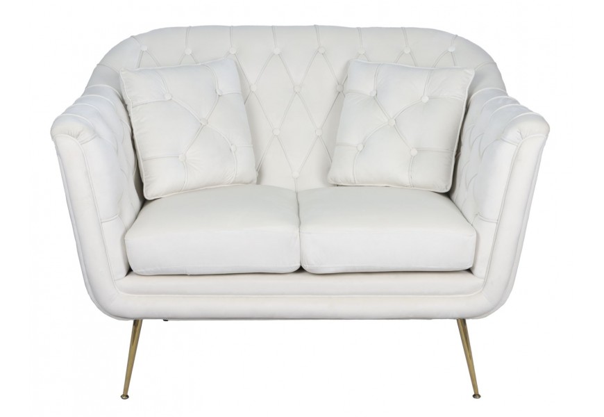 Luxusná art deco dvojmiestna sedačka Melisa so zamatovým poťahom s prešívaním v bielej farbe s dvomi vankúšmi a nožičkami z kovu v zlatej farbe