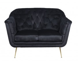 Luxusná glamour dvojmiestna sedačka Melisa s čalúnením v čiernej farbe s poťahom so zamatovým leskom a prešívaním s vysokými nožičkami z kovu v zlatej farbe s dvomi vankúšmi
