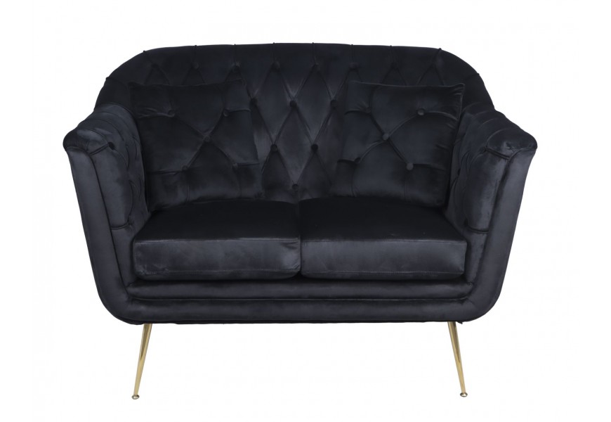 Luxusná glamour dvojmiestna sedačka Melisa s čalúnením v čiernej farbe s poťahom so zamatovým leskom a prešívaním s vysokými nožičkami z kovu v zlatej farbe s dvomi vankúšmi