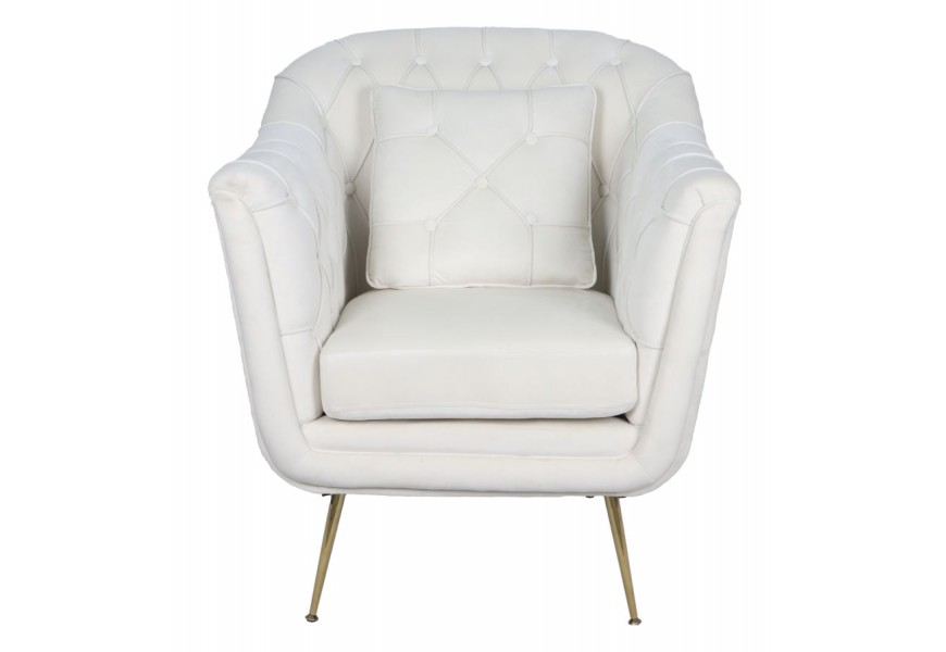 Luxusné glamour kreslo Melisa s čalúnením a poťahom so zamatovým leskom v bielej farbe s prešívaním a nožičkami z kovu v zlatej farbe s vankúšom v štvorcovom tvare