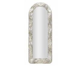 Dizajnové nástenné zrkadlo Elissia v oválnom tvare s vysokým lesklým rámom v striebornej farbe z kovu s plastickým vlnitým dekorom