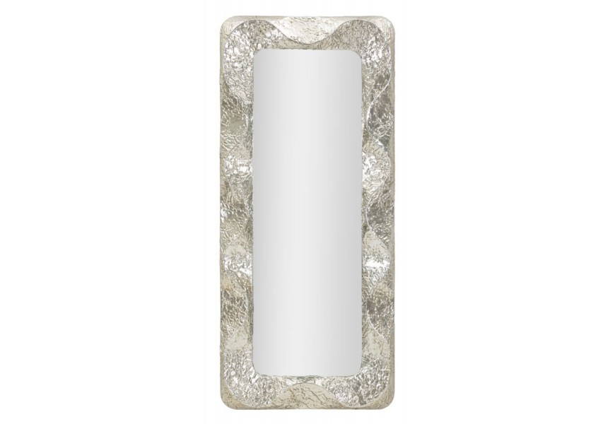 Glamour dizajnové obdĺžnikové nástenné zrkadlo Elissia v hranatom tvare s lesklým strieborným rámom z kovu a plastickým vlnitým dekorom po celom obvode