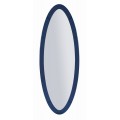 Moderné dizajnové nástenné závesné zrkadlo Retal v oválnom tvare s rámom zo sklenených dosiek v námorníckej modrej farbe s drevenou výstuhou
