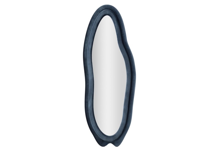 Moderné nástenné zrkadlo Wavey s nepravidelným atypickým vlnitým tvarom a rámom v modrom semišovom poťahu so zamatovým leskom s drevenou výstuhou