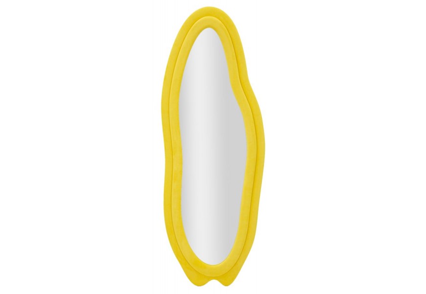 Moderné nástenné zrkadlo Wavey s originálnym atypickým vlnitým tvarom a dvojitým rámom v jasne žltom semišovo zamatovom poťahu s drevenou výstuhou