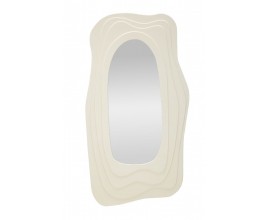 Moderné závesné obdĺžnikové nástenné zrkadlo Landa s dreveným rámom v krémovej farbe s vrstveným vlnitým dizajnom a organickým tvarom