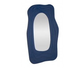 Moderné závesné obdĺžnikové nástenné zrkadlo Landa s vrstveným rámom z dreva v atypickom organickom vlnitom tvare a námorníckej modrej farbe