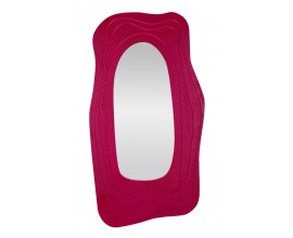 Dizajnové závesné zrkadlo Landa v atypickom organickom tvare so štruktúrou a dreveným rámom s vrstveným efektom vo fuksiovej fialovej farbe