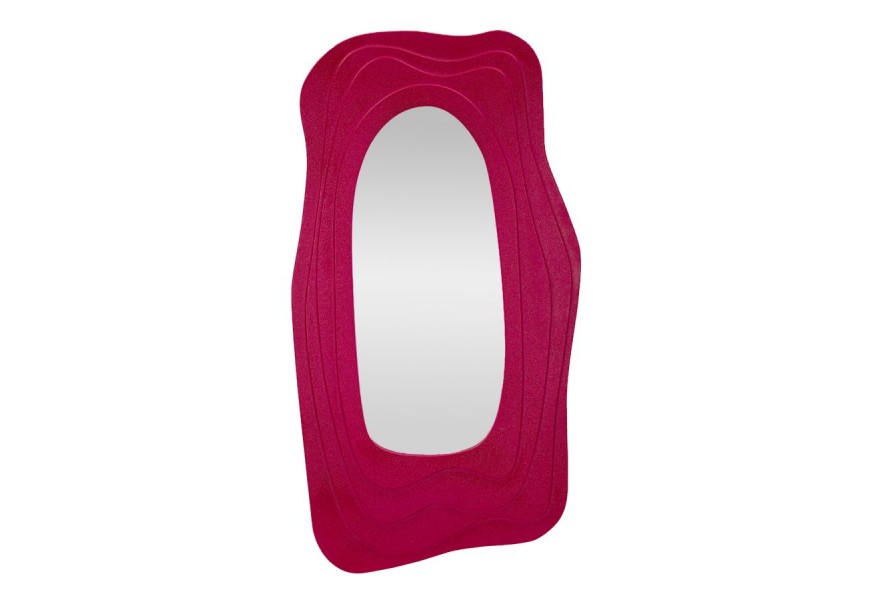 Dizajnové závesné zrkadlo Landa v atypickom organickom tvare so štruktúrou a dreveným rámom s vrstveným efektom vo fuksiovej fialovej farbe
