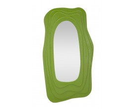 Moderné dizajnové obdĺžnikové zrkadlo Landa v atypickom tvare s organickými krivkami s efektom vrstvenia v sýtej zelenej farbe s dreveným rámom a štruktúrovaným povrchom
